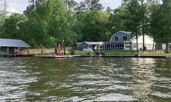 Hillister Apartment | Idyllic Lakefront Cottage Retreat in East Texas Woods