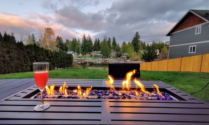 Bonney Lake Cottage | Scenic Lakefront Cottage by Crystal Mountain & Rainier