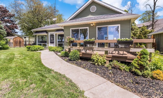Dunnville Cottage | Lakefront Cottage with Private Beach & Spa Amenities