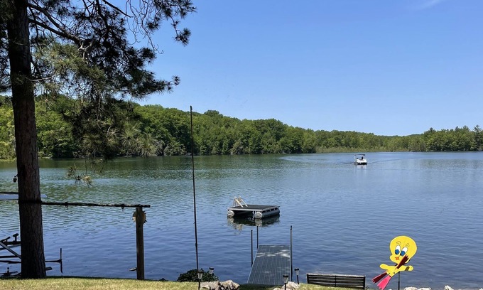 Barryton Cottage | Lakefront cottage on Diamond Lake