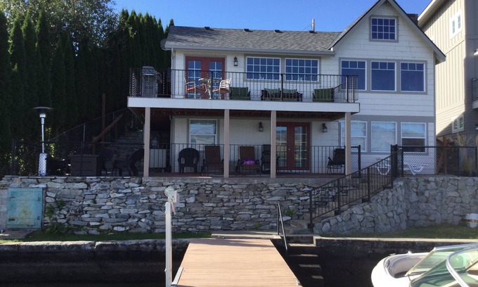 Chelan Cottage | Idyllic Lakefront Cottage with Private Dock and Hot Tub