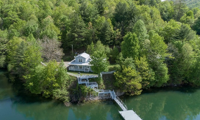 Topton Cabin | Lakefront Cottage: Ideal Retreat with Private Dock & Views