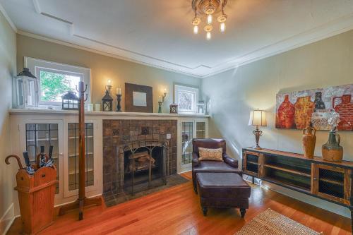 Green Lake House | Scenic Lakefront Craftsman: Family-Friendly Retreat