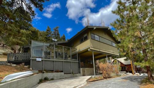 Fawnskin House | Waterfront Retreat - Breathtaking Views and Pet-Friendly Stays