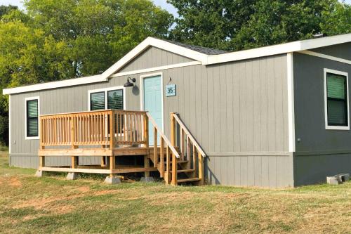 Mead House | Scenic Lakefront Dockside Cabin - Family-Friendly Retreat