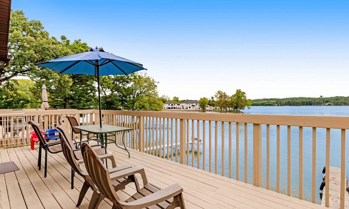 Lake Delton Condo | Inviting Lakefront Condo with Beach Access and Dog-Friendly Perks
