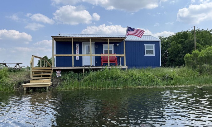 Commerce Cabin | Idyllic Lakefront Eagle Lodge with Pool & Family Amenities