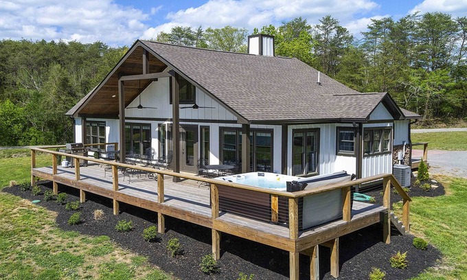 New Tazewell House | Idyllic Lakefront Getaway at Summer Breeze with Private Dock