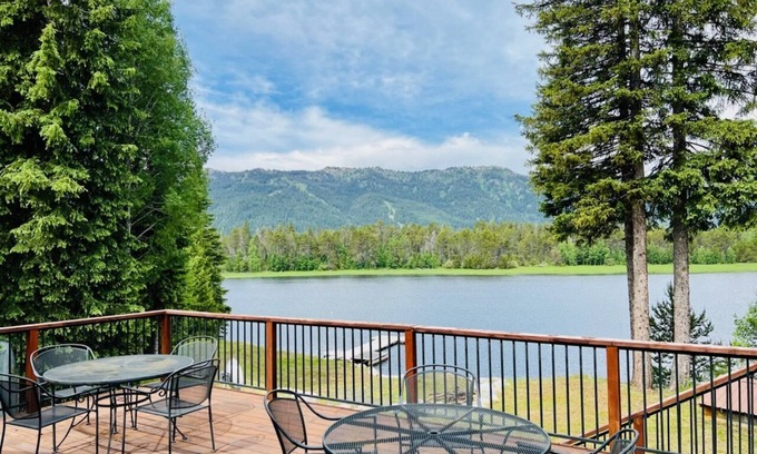 Donnelly House | Unforgettable Lake Cascade Waterfront Experience Awaits