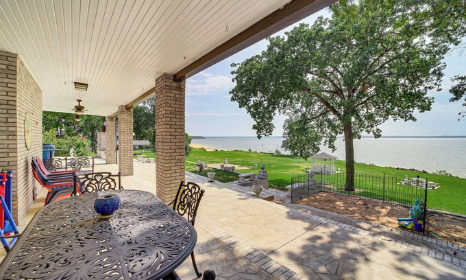 Hoyt House | Lakefront Eufaula Retreat with Dock and Private Beach