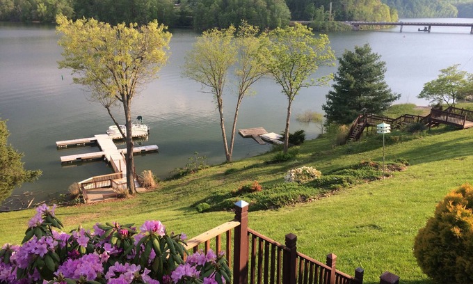 Abingdon Cabin | Inviting Lake House with Hot Tub & Firepit Near Creeper Trail