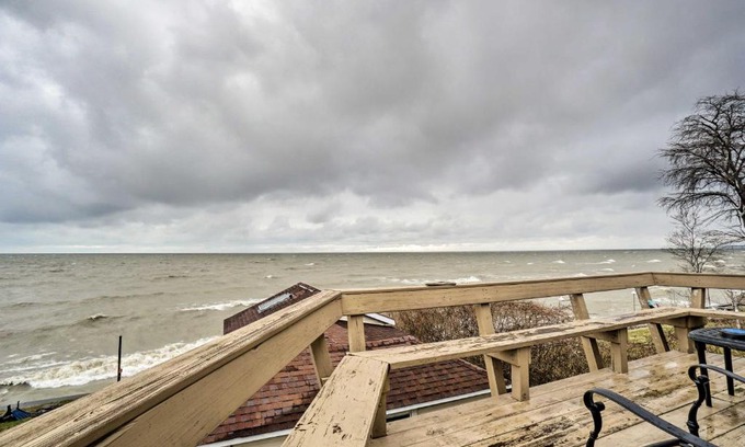 Geneva-on-the-Lake House | Tranquil Lakefront Geneva Rental - Steps to the Strip!