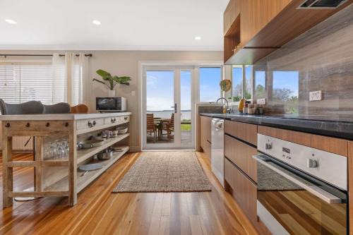 Ohinemutu Villa | Scenic Lakefront Getaway with Hot Tub in Rotorua