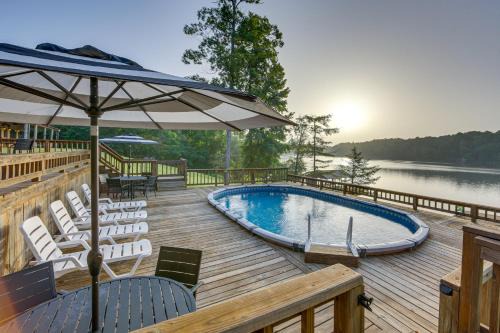 Gladewater House | Lakefront Gladewater Retreat with Dock and Hot Tub!