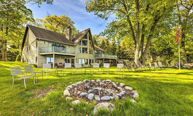 Glen Arbor Condo | Lakefront Condo with Boat Dock and Family-Friendly Amenities