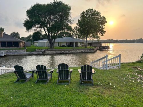 Granbury House | Lakefront Granbury, fishing, quite neighborhood, relaxing!