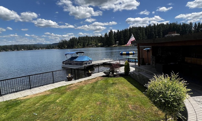 Eatonville House | Top-Rated Lakefront Guesthouse Cabin with Loft for Families