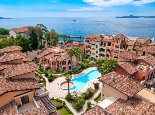 Toscolano Maderno Apartment | Lakefront Haven 18: Family-Friendly Retreat by the Ocean