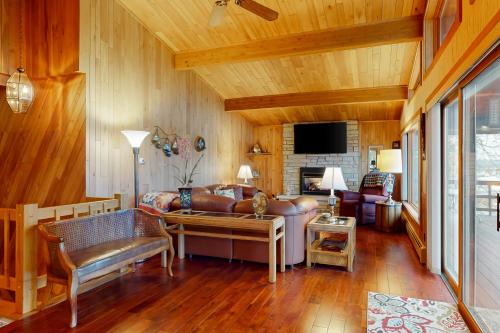 Lake Tomahawk House | Kid-Friendly Lakefront Haven for Memorable Getaways