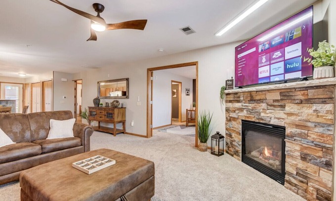 Lake Delton Condo | Lakefront Haven: Perfect for Families, Golf & Friends