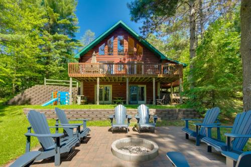 Hazelhurst House | Lakefront Hazelhurst Cabin with Dock & Game Room Fun