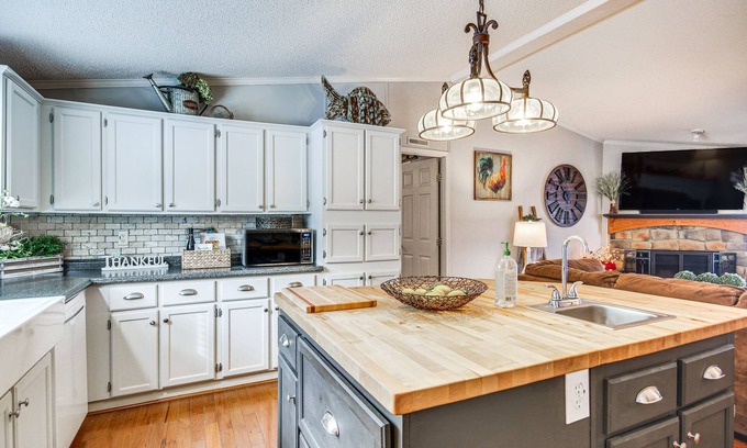 Greenwood County House | Idyllic Lakefront Hodges Home with Dock Near Downtown