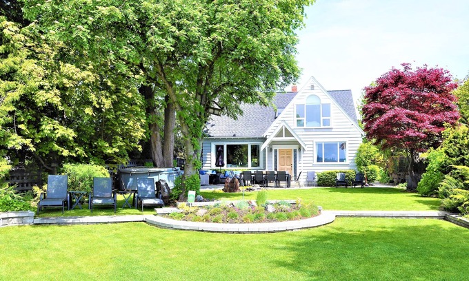 South Central House | LAKEFRONT HOME! 4 Bedrooms - A Short Walk to Downtown Kelowna