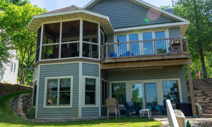 Waupaca House | Lakefront Home with 4 Bedrooms and Child-Friendly Amenities