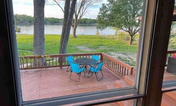 Enchanted Oaks House | Lakefront Getaway with Family-Friendly Amenities