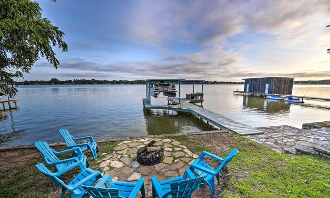 Granbury House | Lakefront Retreat Near Historic Granbury, Family & Pet Friendly
