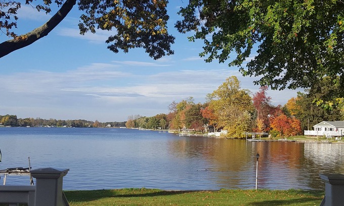 Burr Oak House | Pristine Lakefront Retreat on All-Sports Long Lake