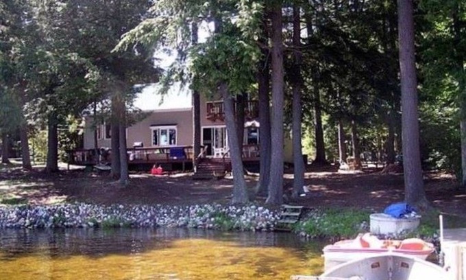 Oxford House | Idyllic Lakefront Retreat on Thompson Lake - Pet Friendly