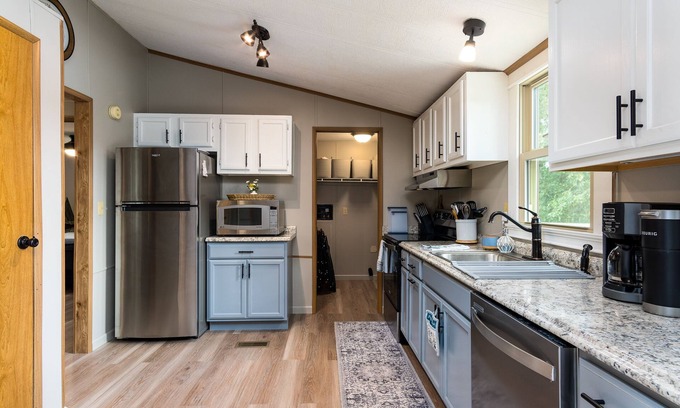 Piney Flats House | Serene Lakefront Retreat with Gorgeous Views and Dock Access