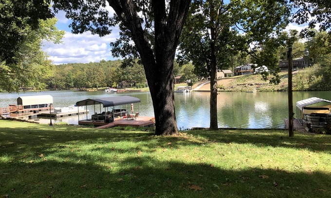 Cherokee Village House | Pet-Friendly Lakefront Home with Pool at Lake Thunderbird