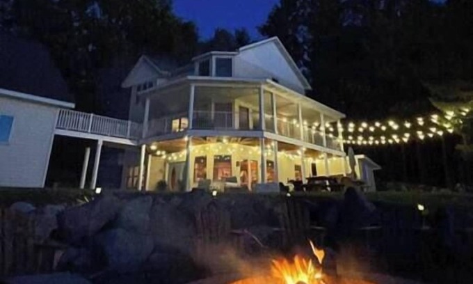 Gladwin House | Lakefront Retreat with Bunkhouse - Ideal for Group Getaways