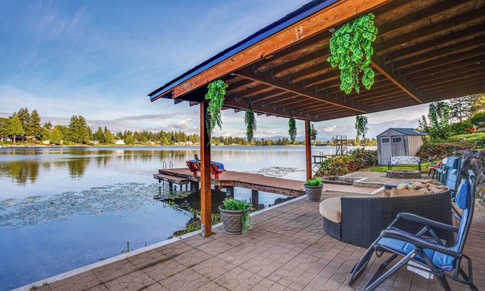 Covington House | Lakefront Home w/Fire Pit, Dock in Kent!