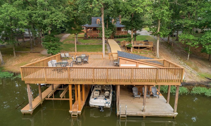 Wise Cabin | Exceptional Lakefront Home with Tiki Bar and Kayaks