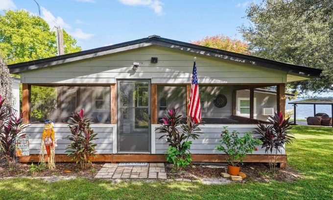 Florida South Atlantic Coast House | Beautiful Frostproof Lakefront Home with Scenic Porches