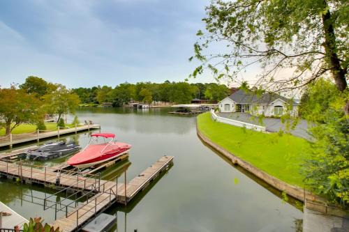 Hot Springs Apartment | Top-Rated Lakefront Hot Springs Duplex with Shared Dock