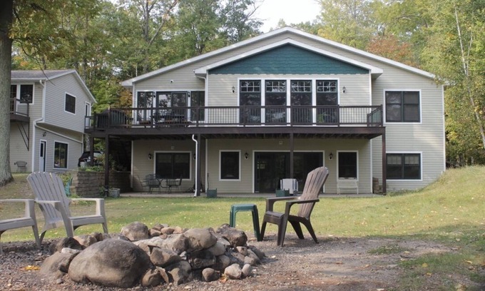 Sarona House | Inviting Lakefront House with Private Docks and Pool