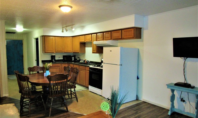 Almo Condo | Beachfront Getaway: Jet Ski & Kayak Rentals Await You