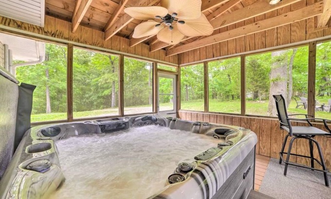 Almo Cottage | Discover Lakefront Bliss with Hot Tub & Jet Ski Rentals