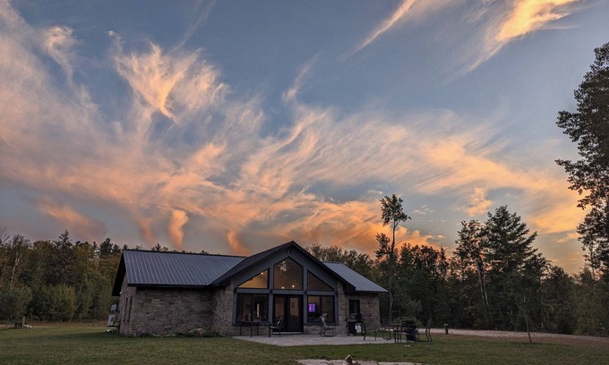Killaloe House | Modern Lakefront La Casita Cottage on Golden Lake - Rated 10/10