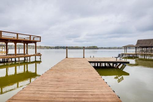 Leesburg House | Idyllic Lakefront Leesburg Home with Private Dock Access