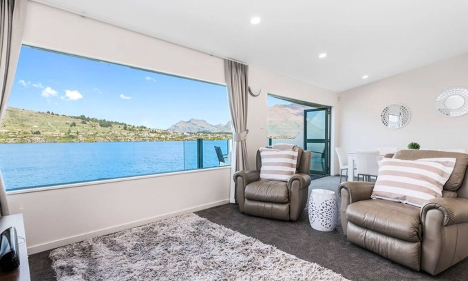 Queenstown Apartment | Beautiful Lakefront Living at Remarkables - East
