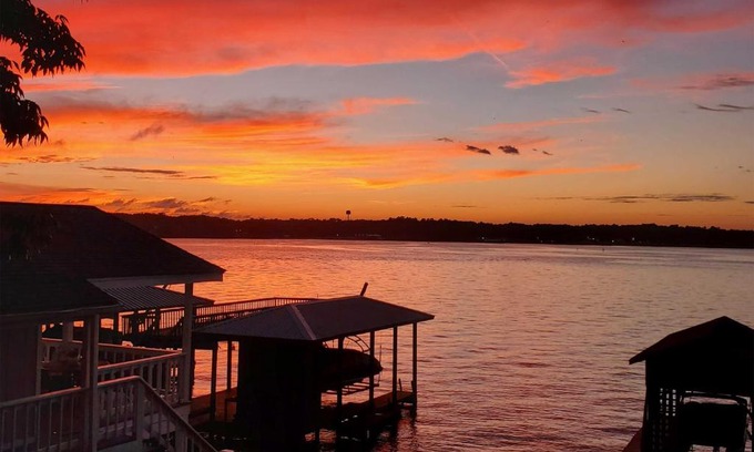 Livingston House | Relaxing Lakefront Retreat with Family-Friendly Amenities