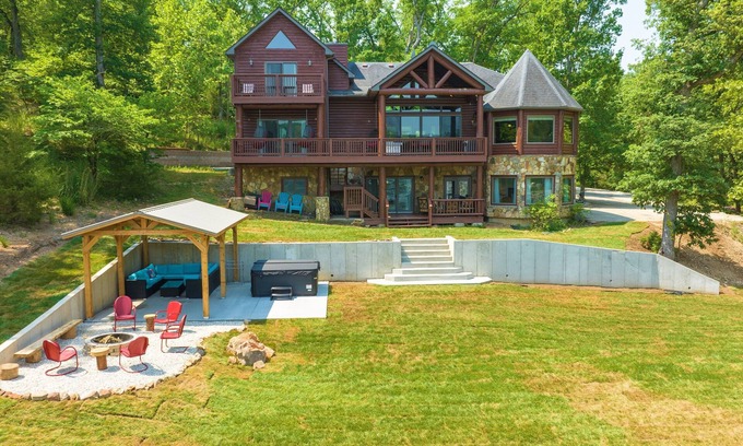 Roach Cabin | Relax at Lakefront Lodge: Top-Rated Cabin Retreat with Beach