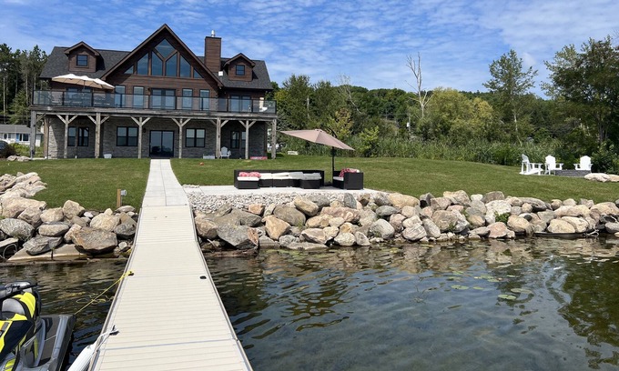 Lafontaine Cabin | Lakefront log cabin on Georgian Bay