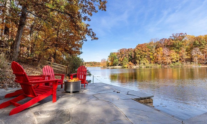Kabletown Cabin | Lakefront Log Cabin w/Dreamy Waterfront Patio!