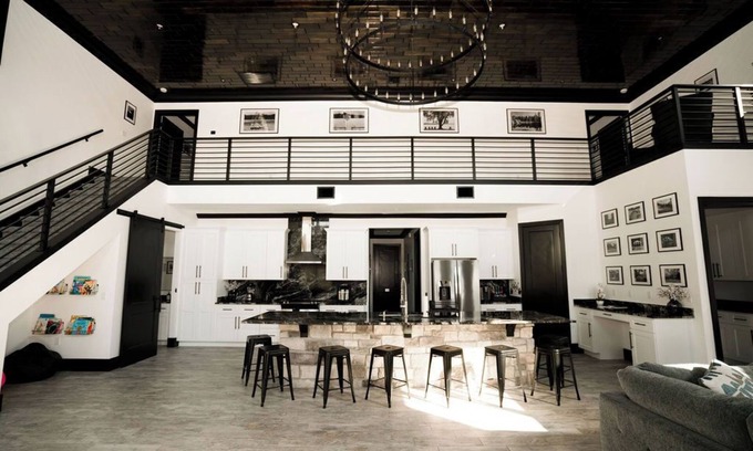 Geneva House | LAKEFRONT LUXURY WITH HOT TUB & 30 MINS. FROM THEME PARKS